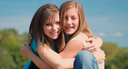 Zwei Mädchen Vertiefen Ihre Freundschaft Zwei Mädchen Vertiefen Ihre Freundschaft