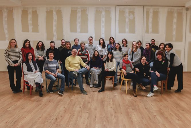 Gruppenfoto aller Mitarbeiter:innen bei Rat auf Draht
