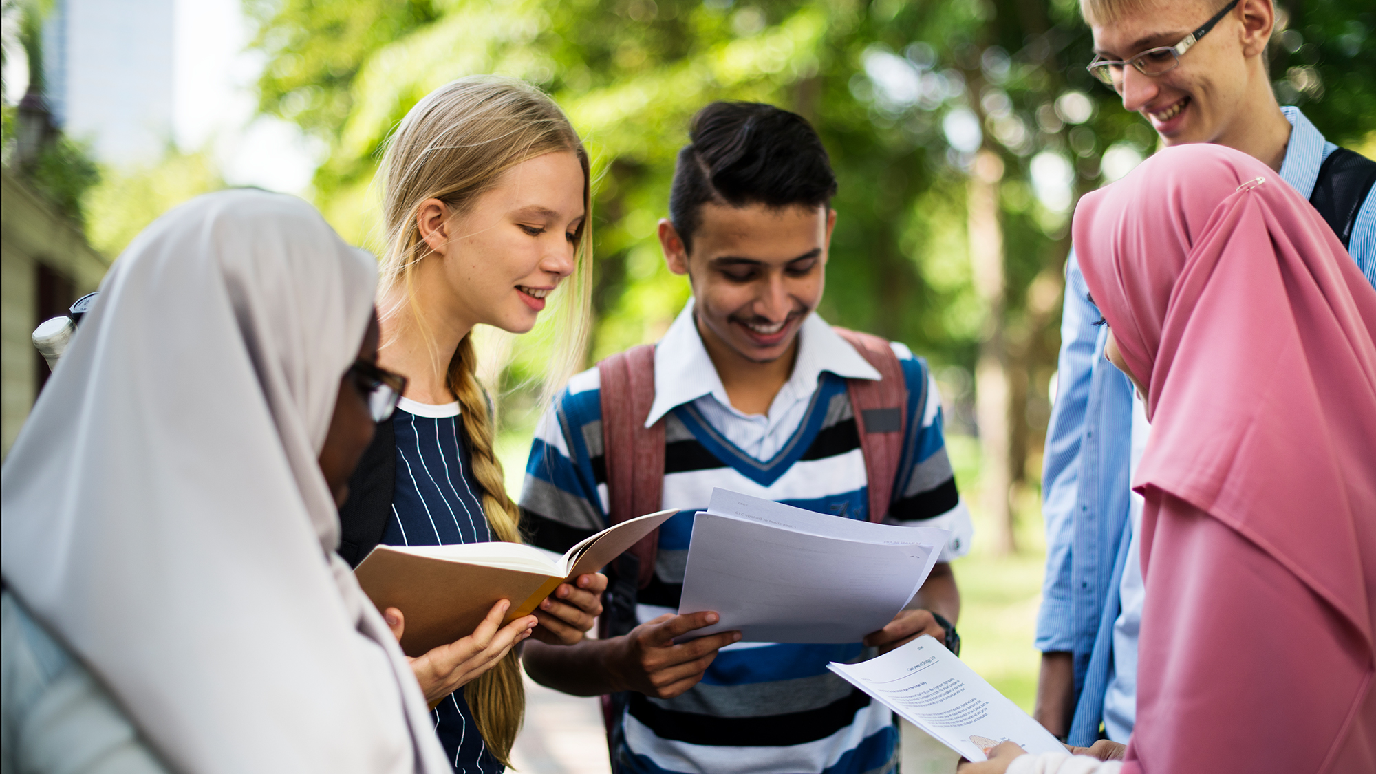 Schüler stehen zusammen im Kreis und reden