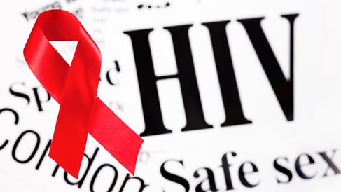 rote AIDS Schleife daneben Schriftzug HIV