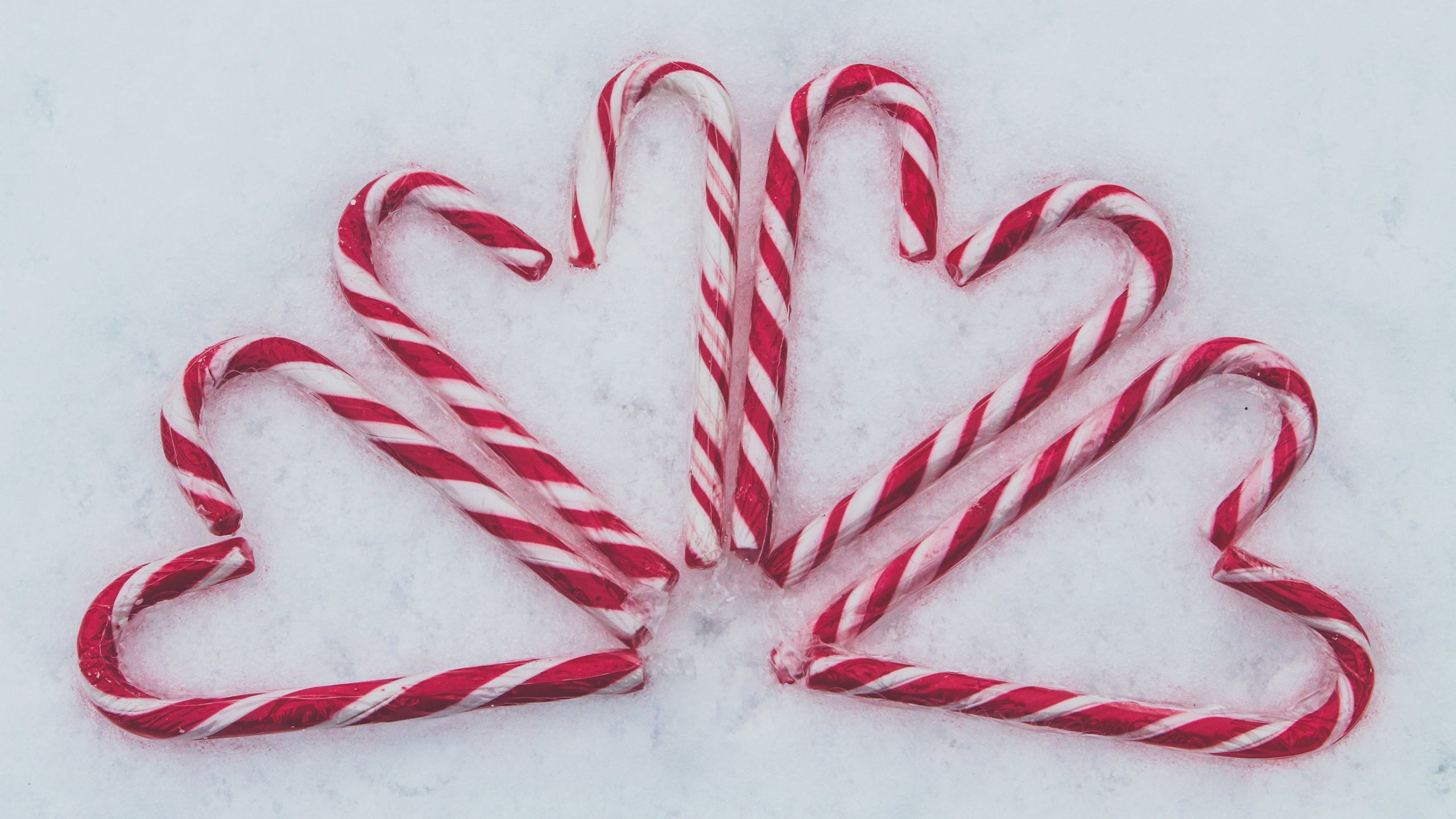 4 Herzen aus Zuckerstangen im Schnee