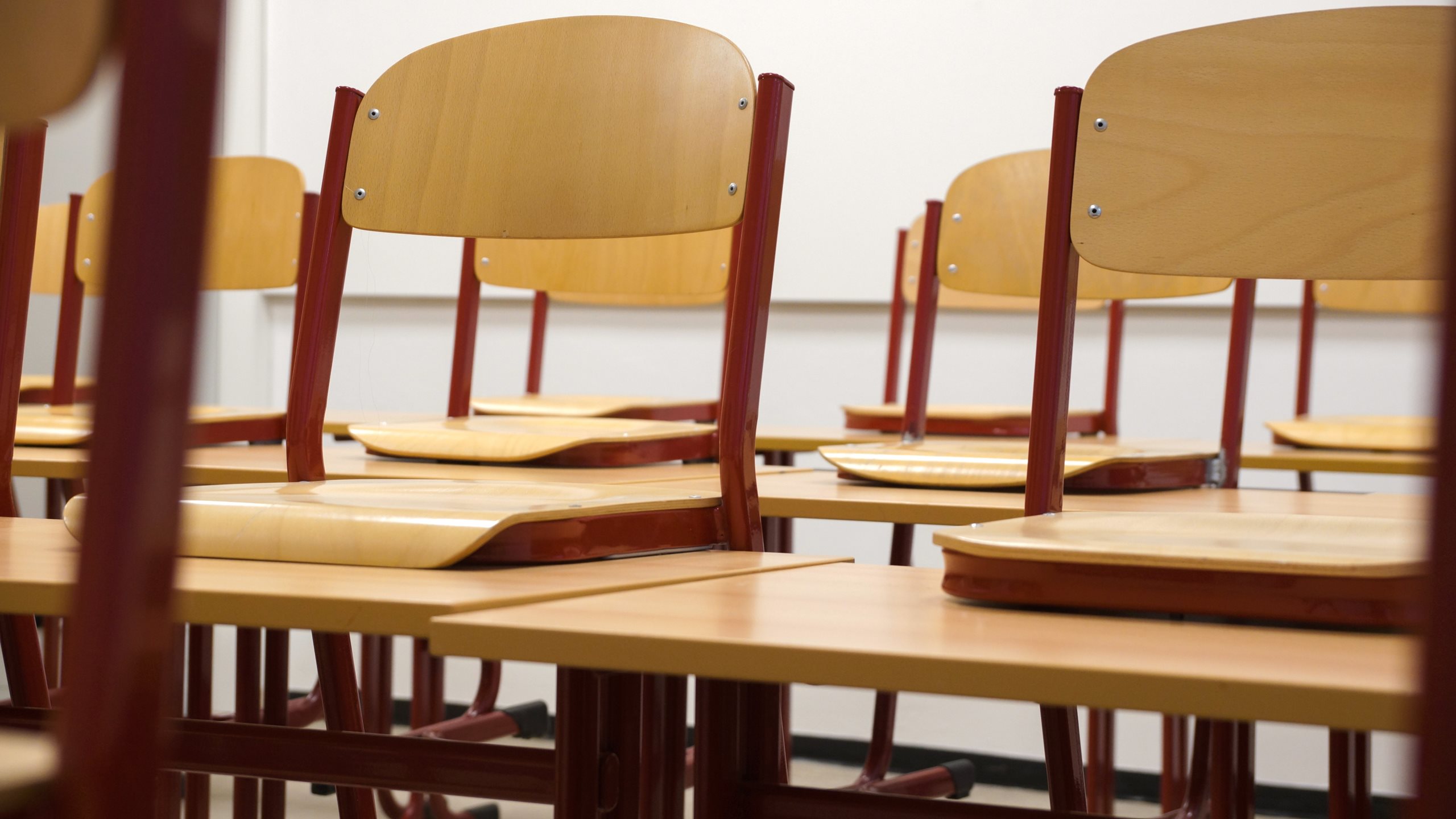Schüler meditieren zusammen mit Lehrer im Klassenzimmer