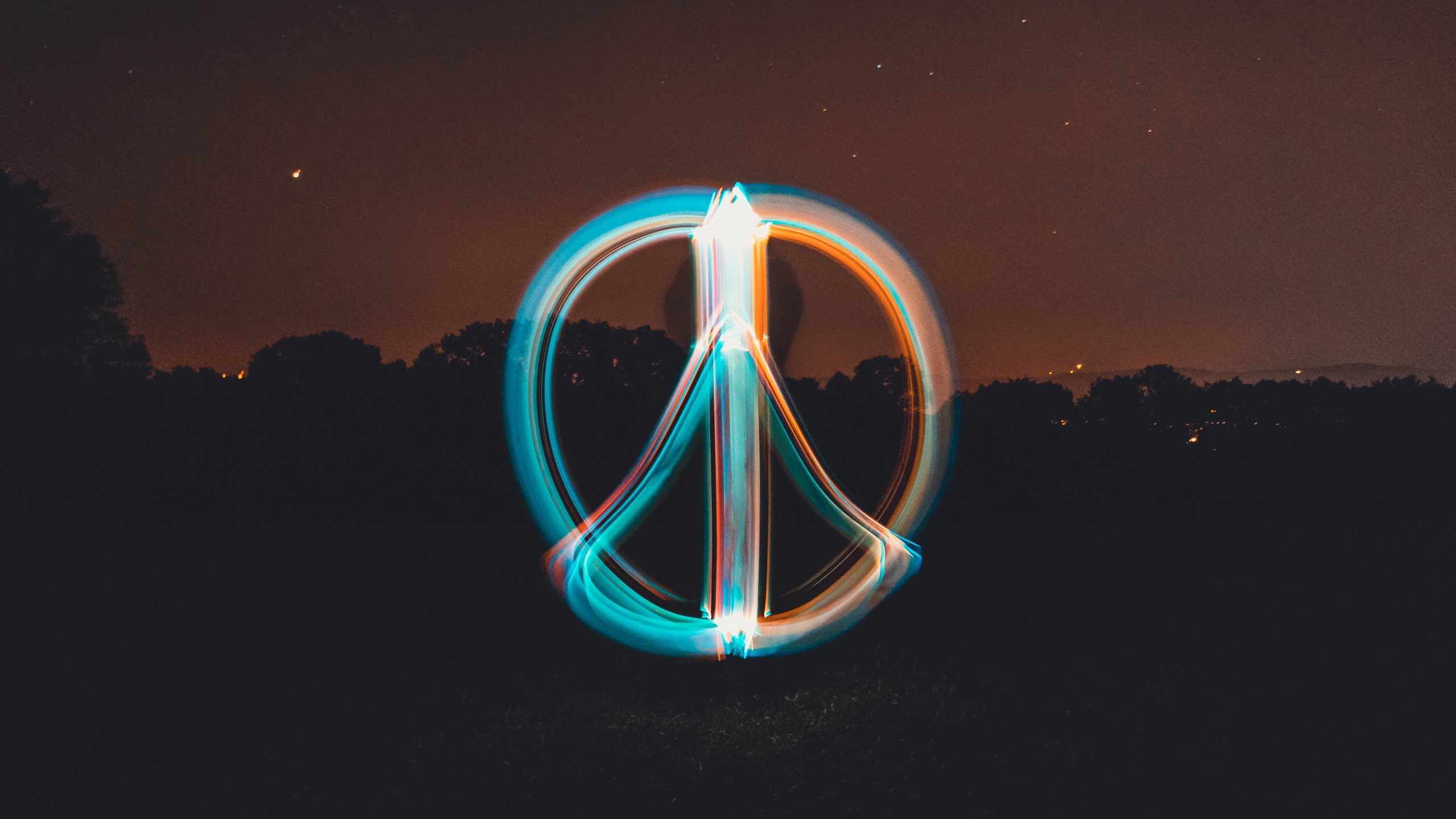 Peace Zeichen mit Lichtern auf schwarzem Hintergrund gezeichnet.
