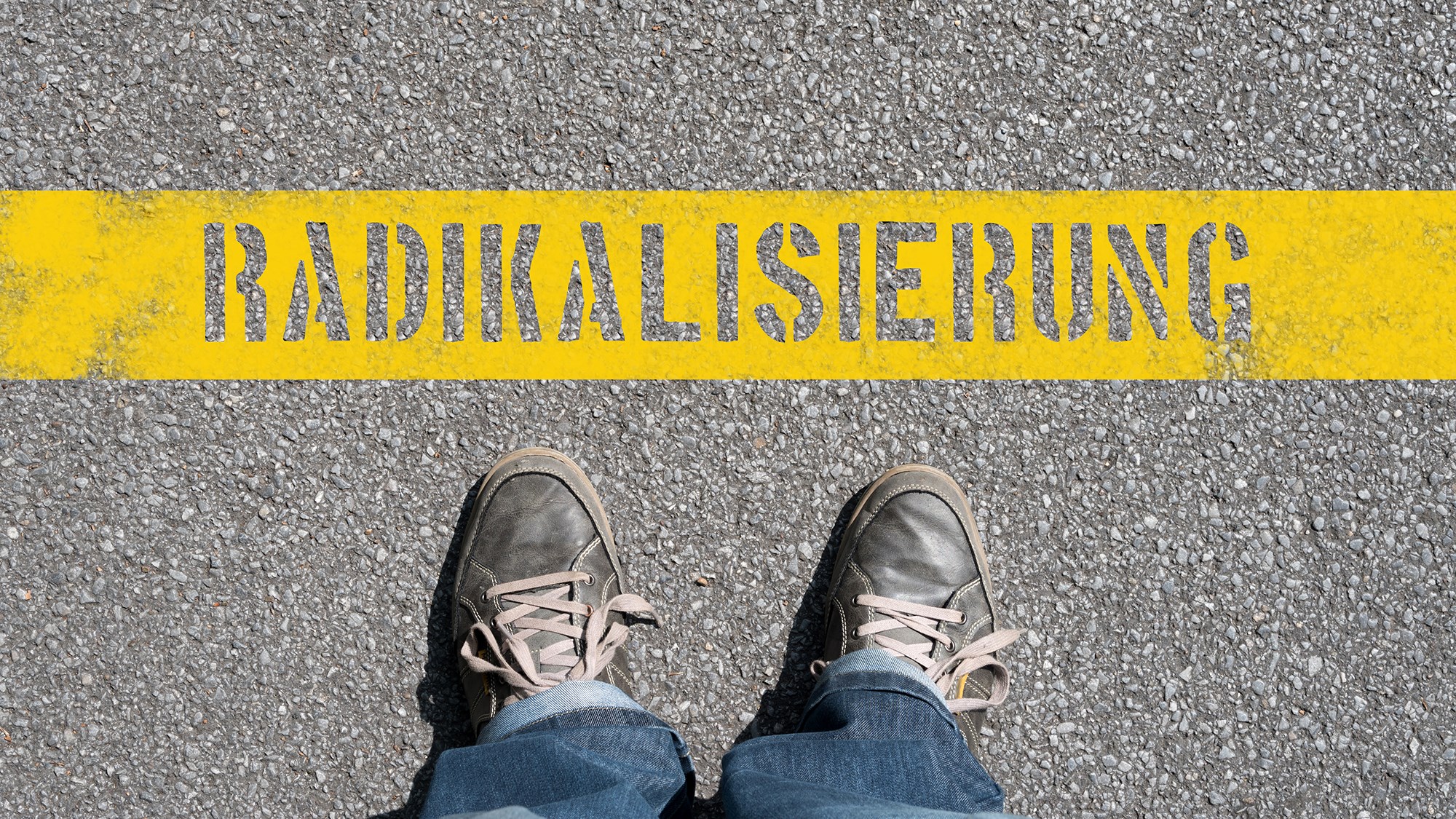 "RADIKALISIERUNG" auf Boden geschrieben