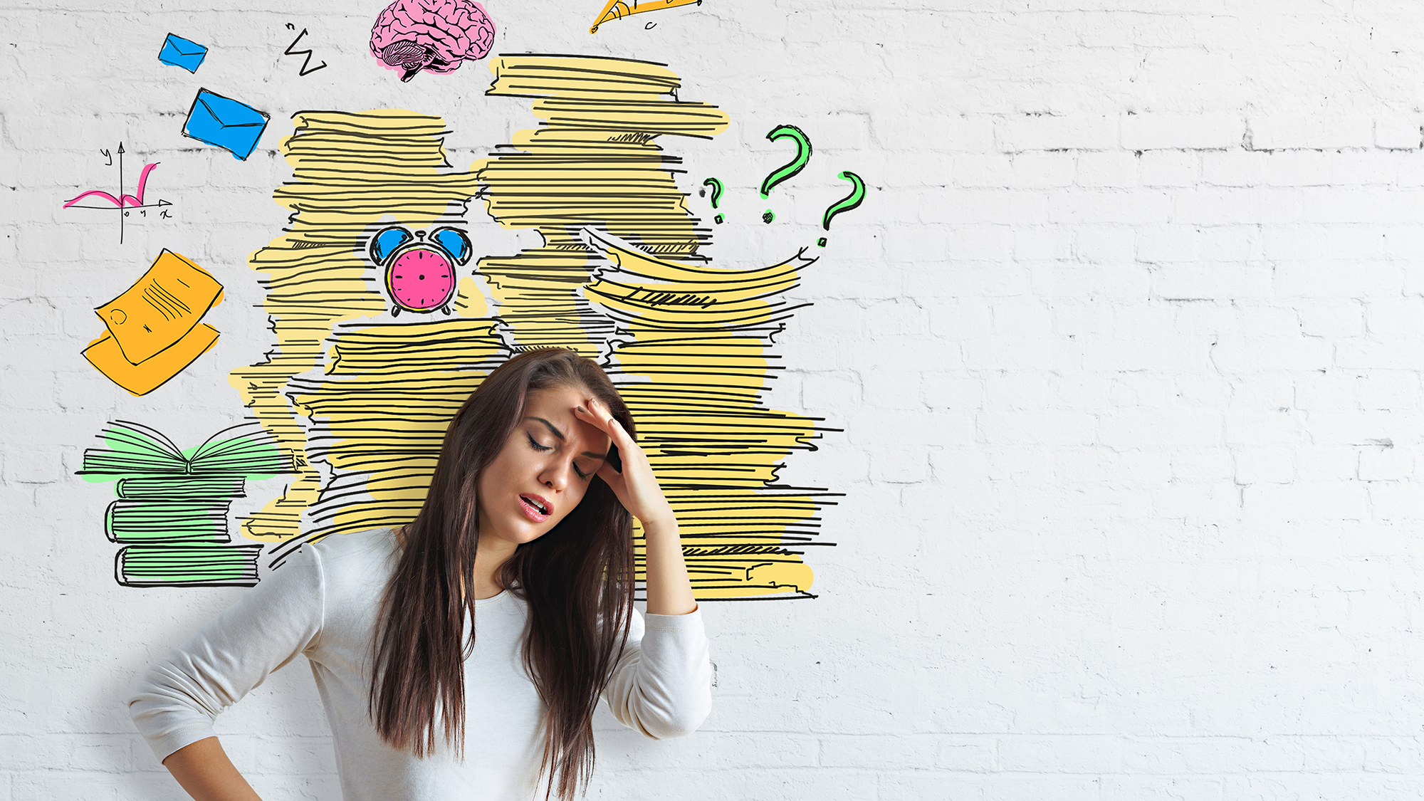 Mädchen hält sich den Kopf, hinter ihr ist "Chaos" an die Wand gemalt