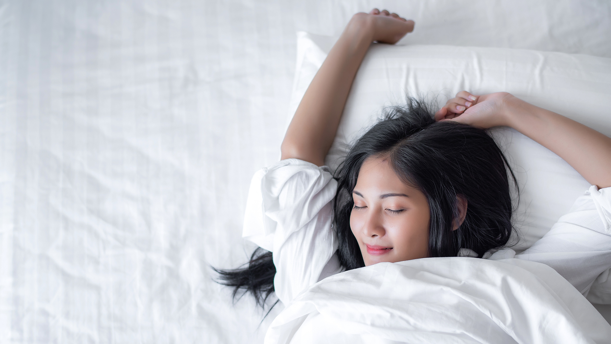 Mädchen streckt sich in Bett