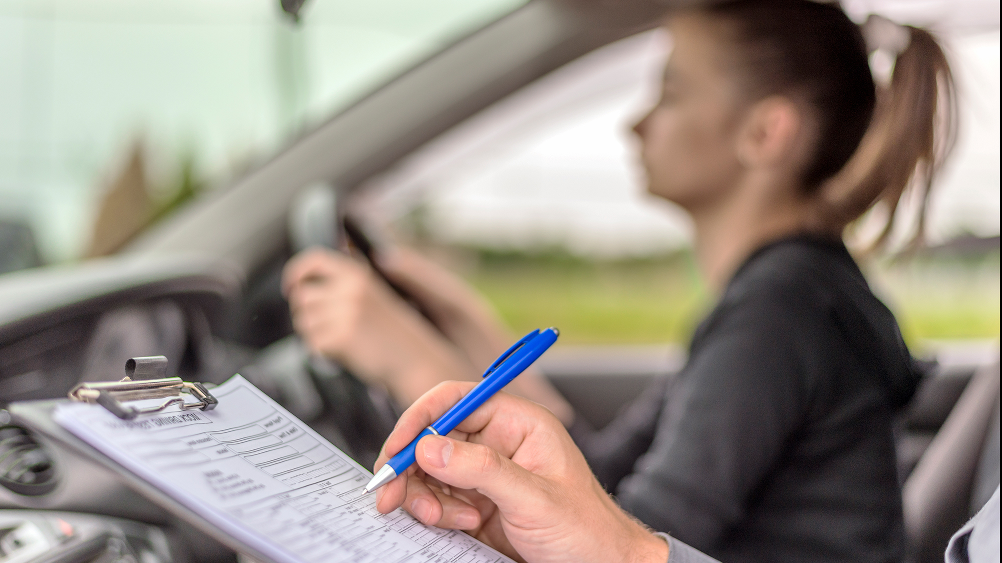 Mädchen bei Führerscheinprüfung