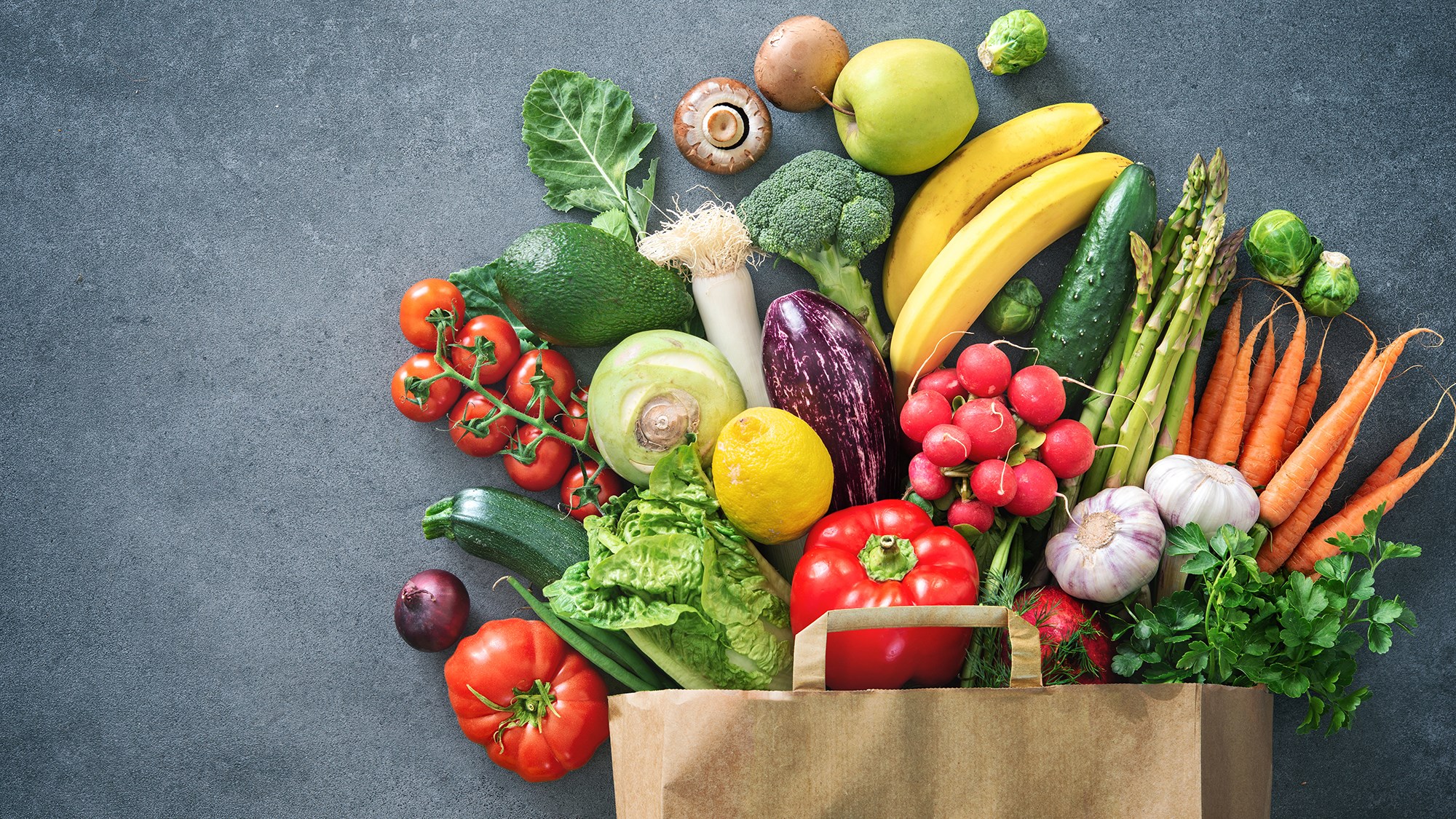 (c) iStockphoto.com/AlexRaths Sack mit Gemüse