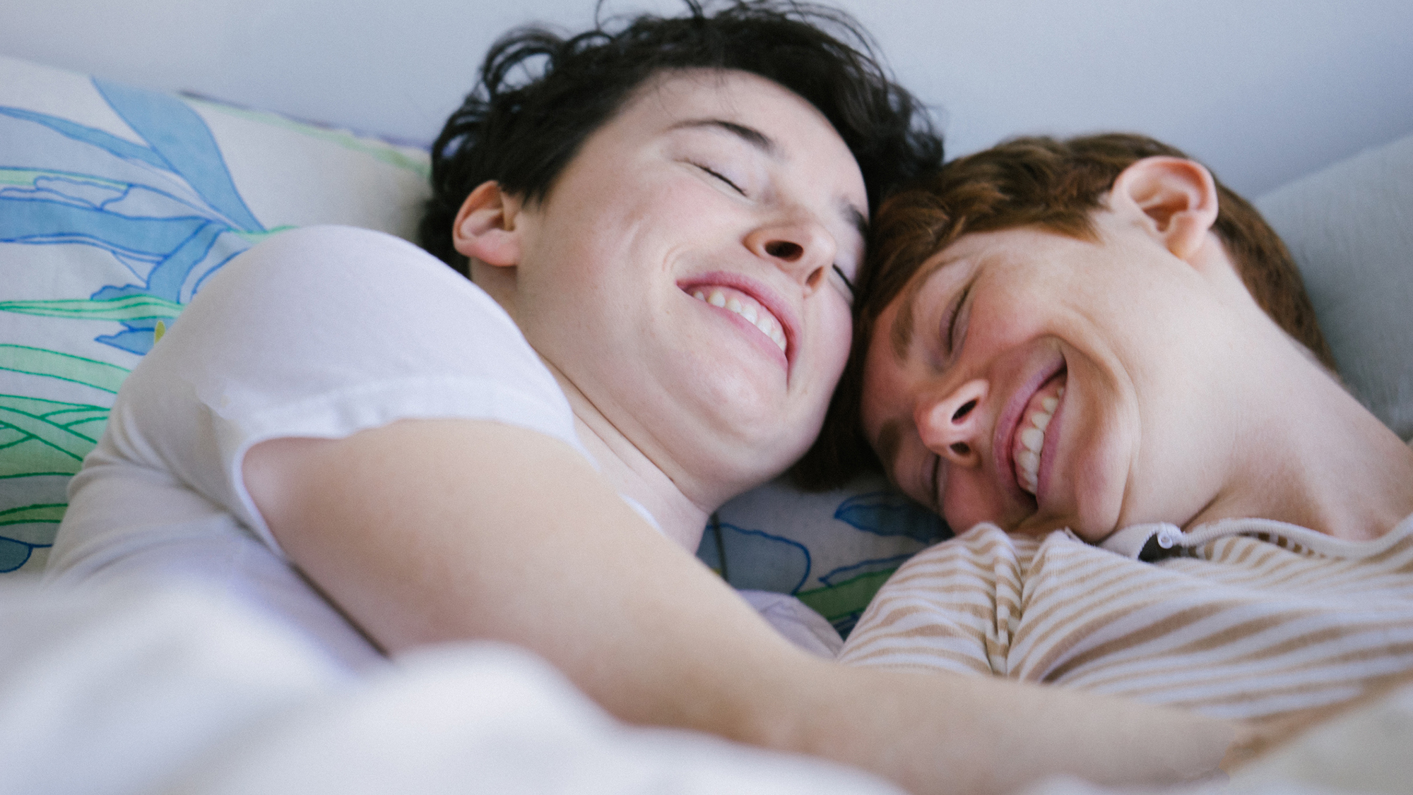 Zwei Mädchen kuscheln miteinander