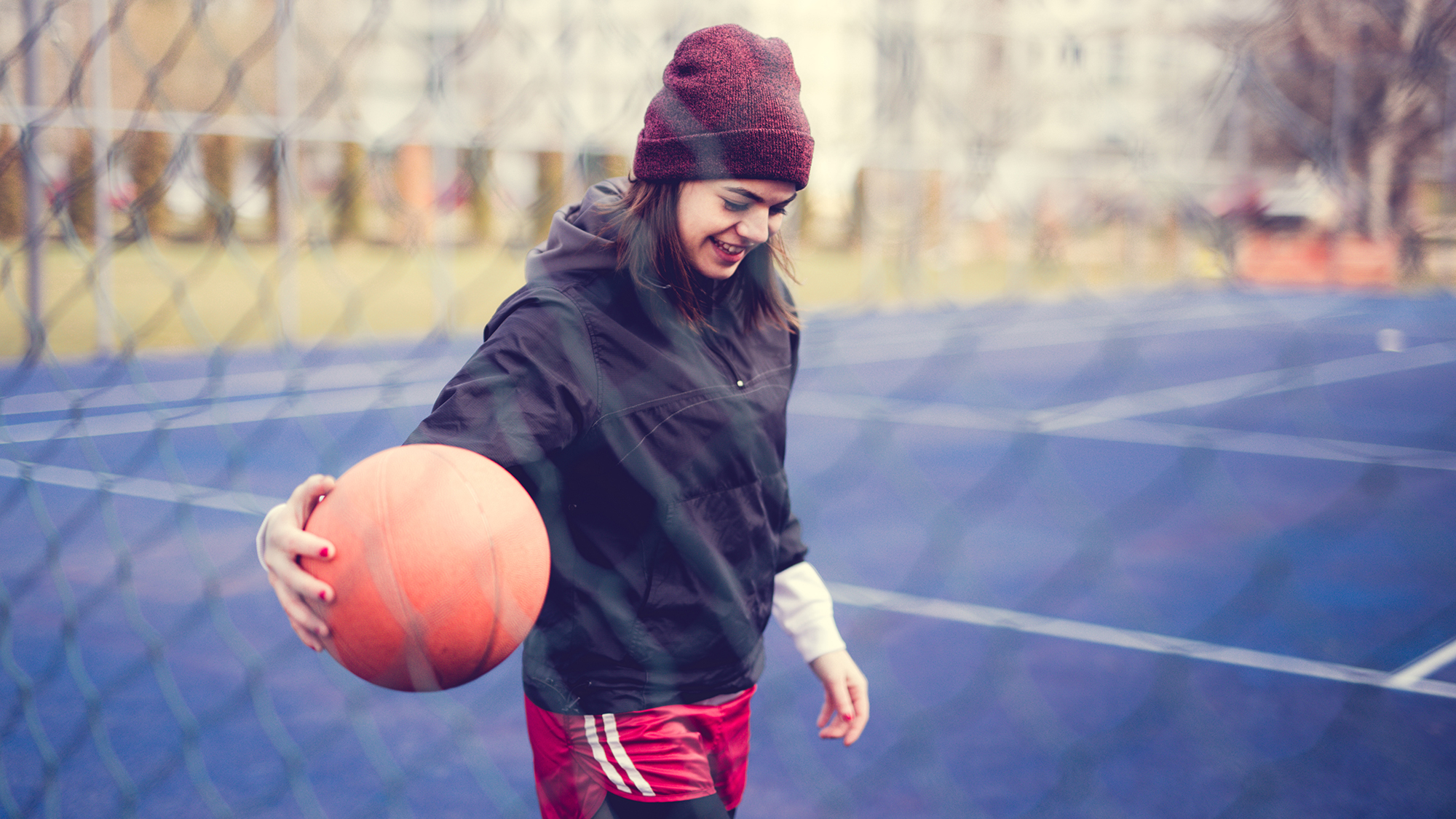 Mädchen beim Basketball spielen