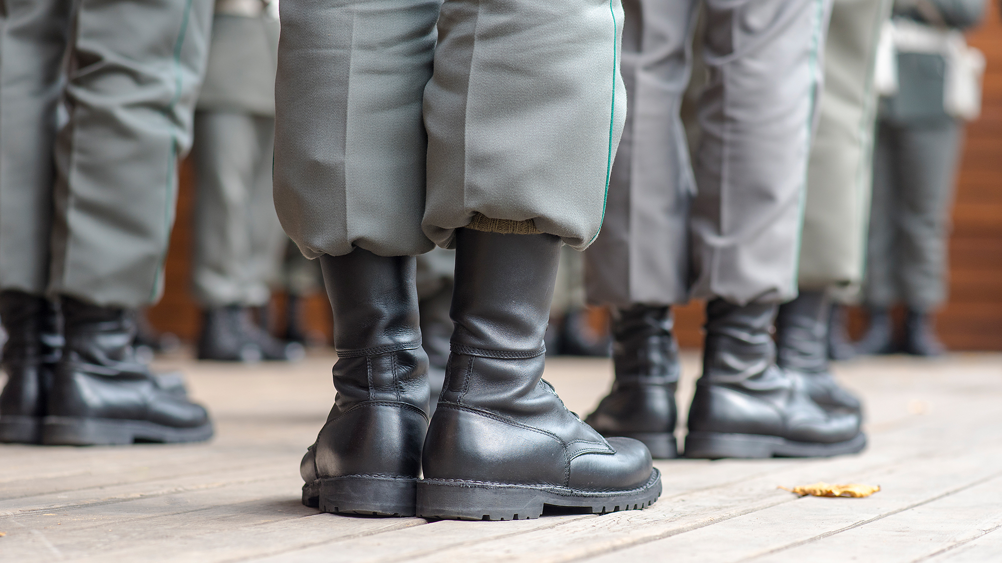 schwarze Bundesheer Stiefel euiner Gruppe