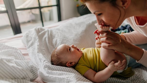 Mutter küsst Baby