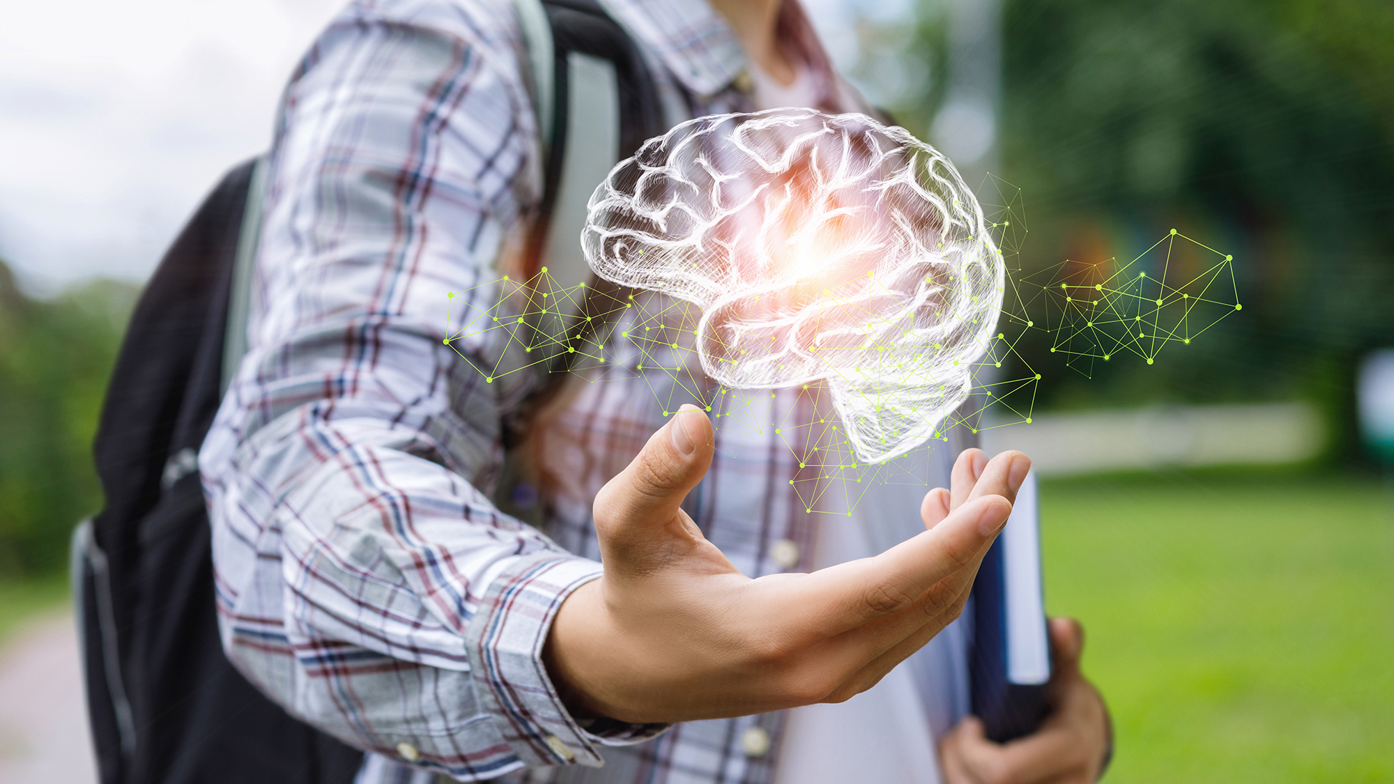 Junge hält digitale Abbildung eines Gehirns in der Hand