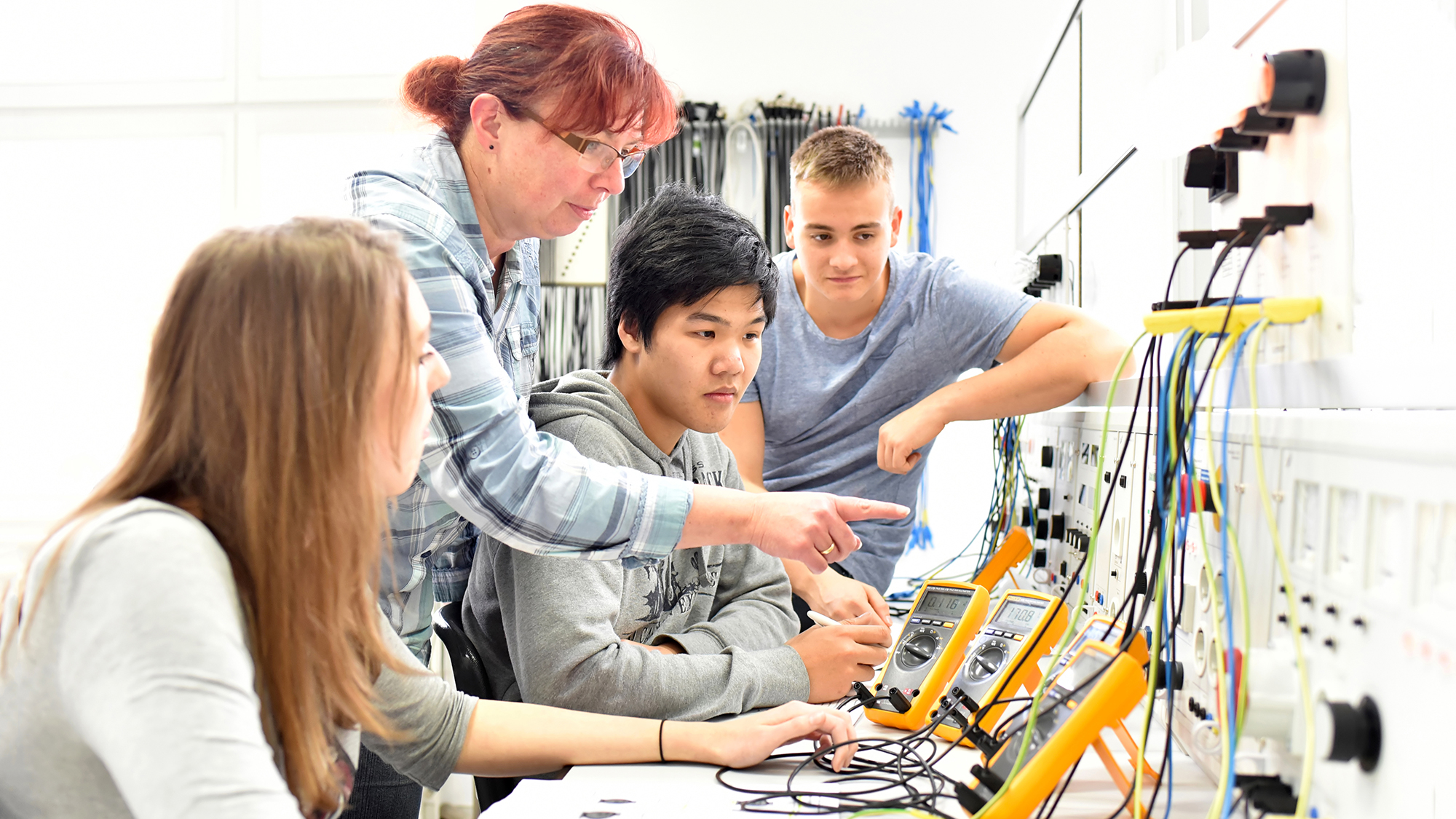 Lehrerin erklärt Elektrotechnik