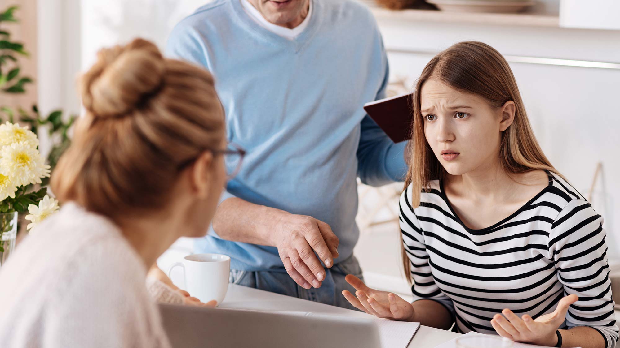 Eltern diskutieren mit Tochter