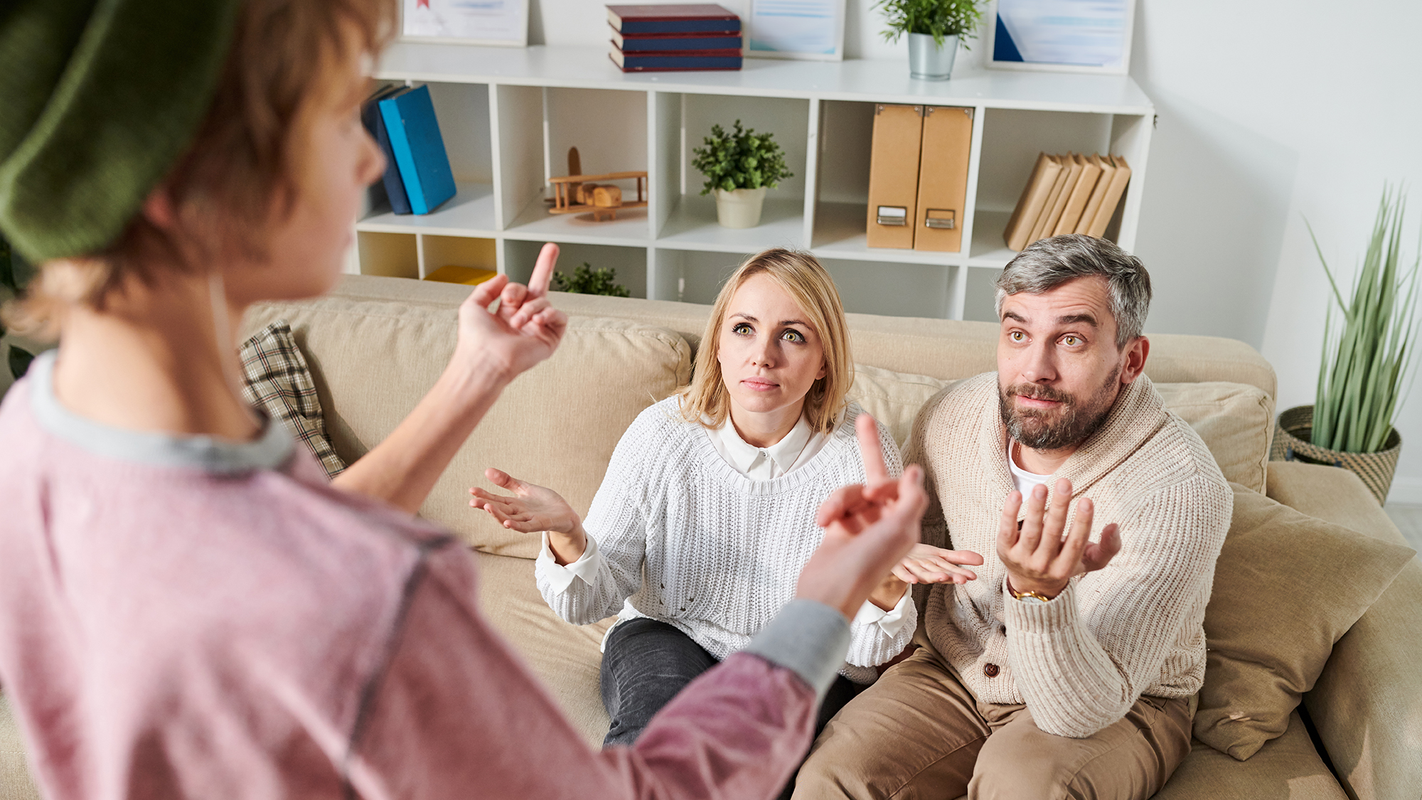 Jugendlicher diskutiert mit Eltern