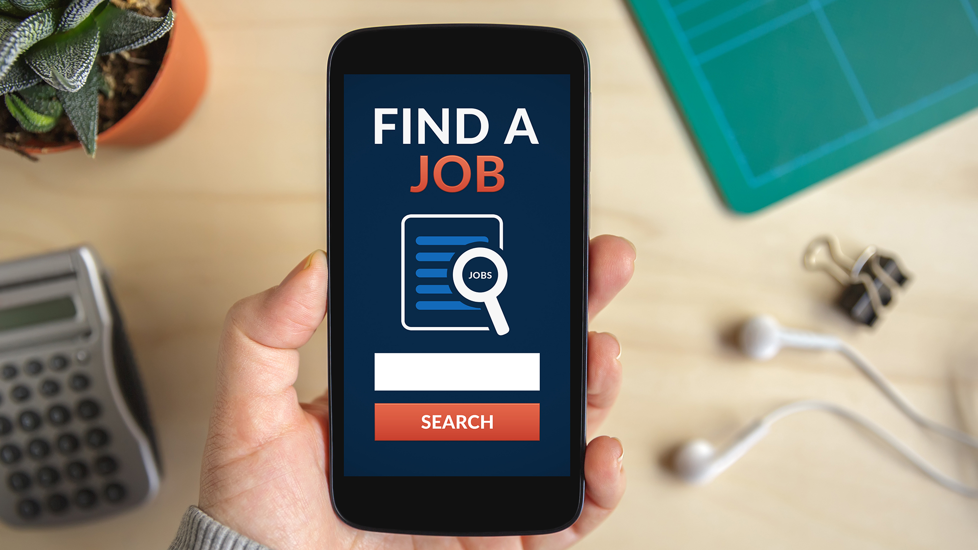 (c) iStockphoto.com/CarmenMurillo Handy mit App "Find a job" geöffnet