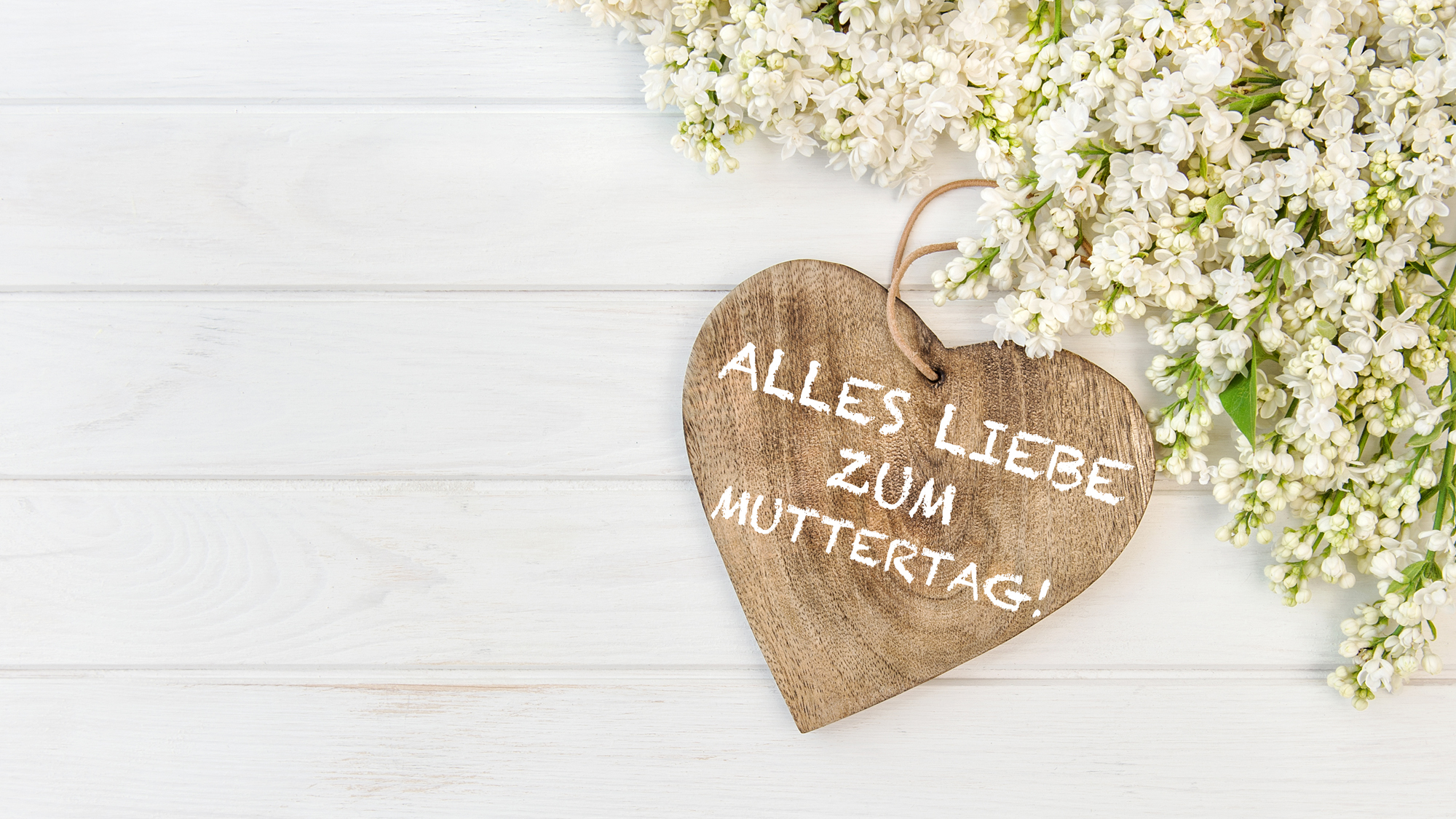 Ein Holzherz mit der Aufschrift "Alles Liebe zum Muttertag"