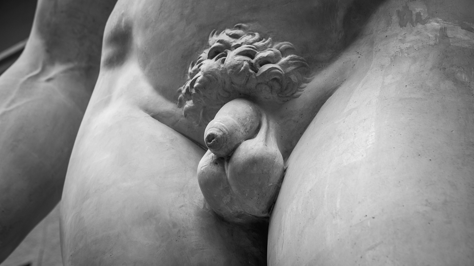 Männliche Geschlechtsteile einer Statue