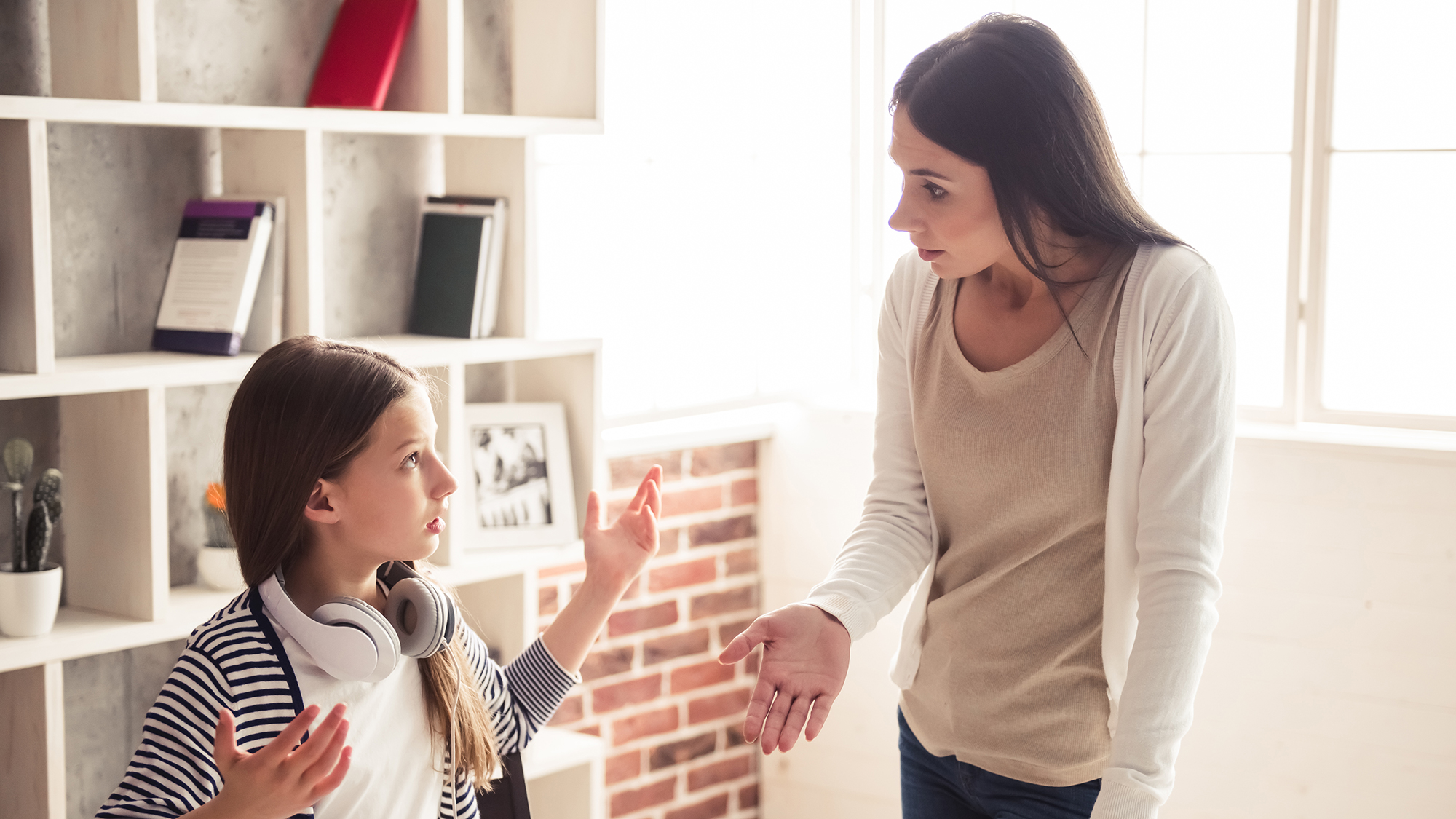 Mutter ist mit Tochter in Diskussion