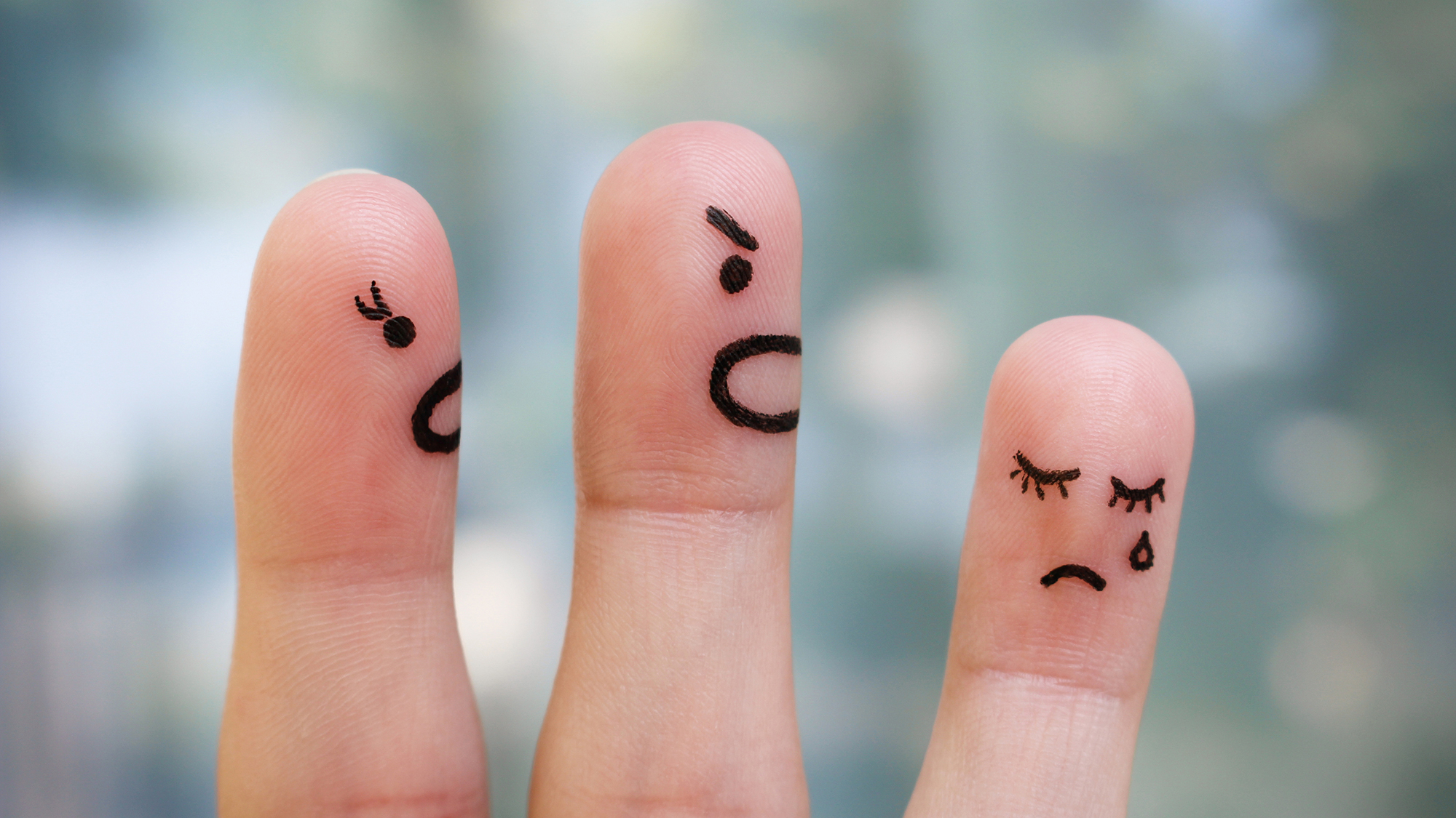 (c) iStockphoto.com/Mukhina1 Gesichter auf Finger gemalt, zwei wütende und ein trauriges