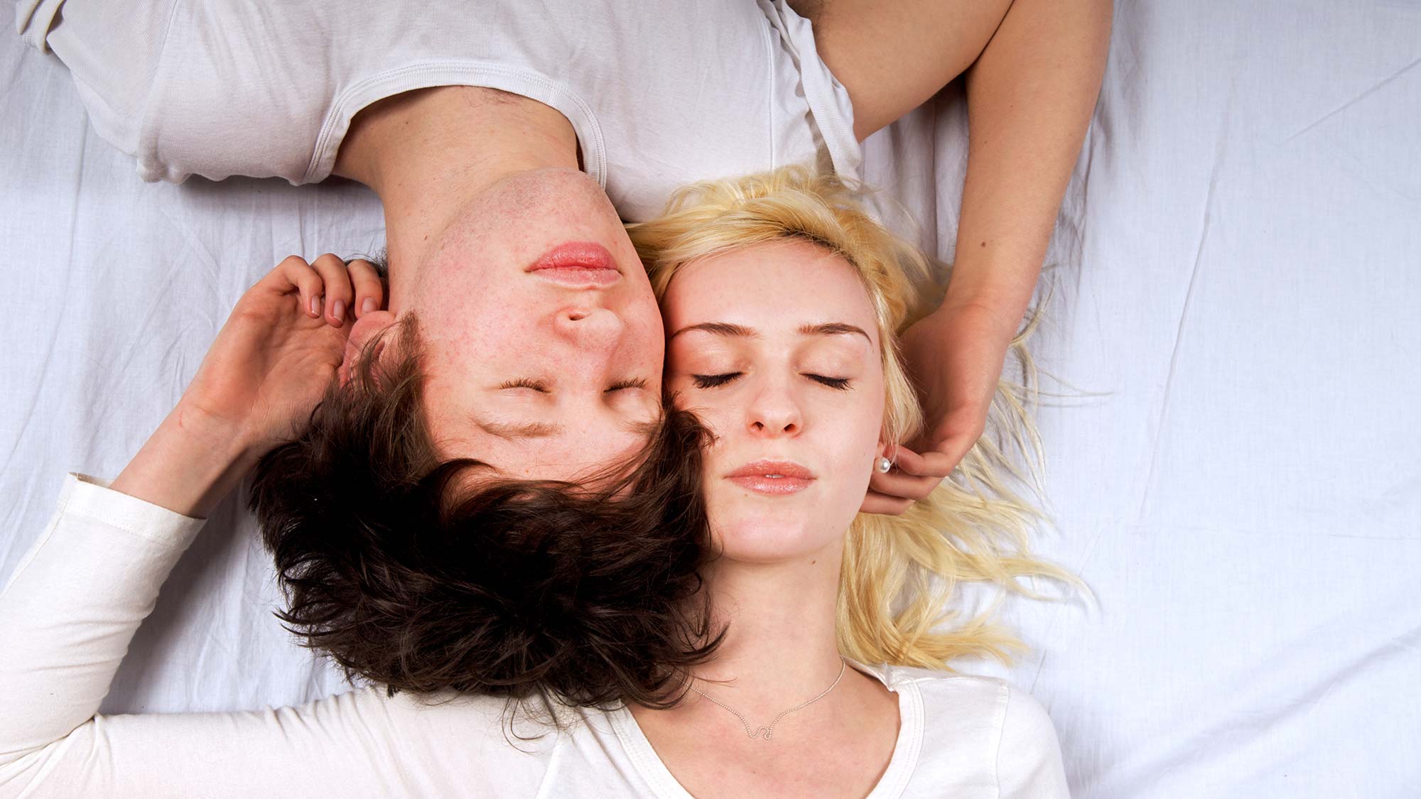 Junge und Mädchen liegen auf dem Bett