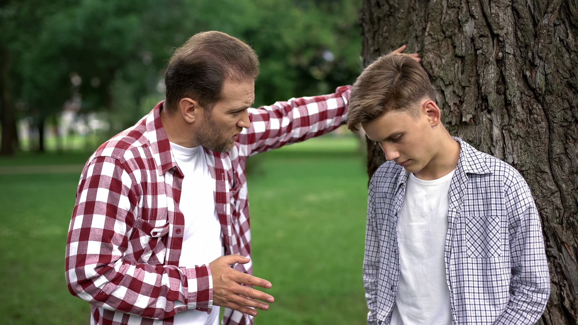 Vater redet streng auf Jungen ein