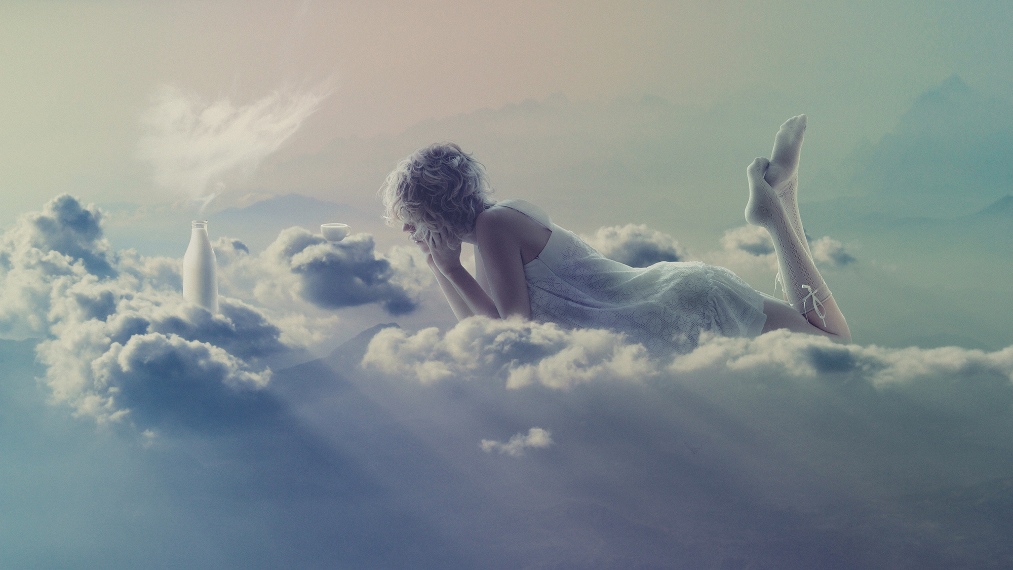 Frau liegt auf Wolke