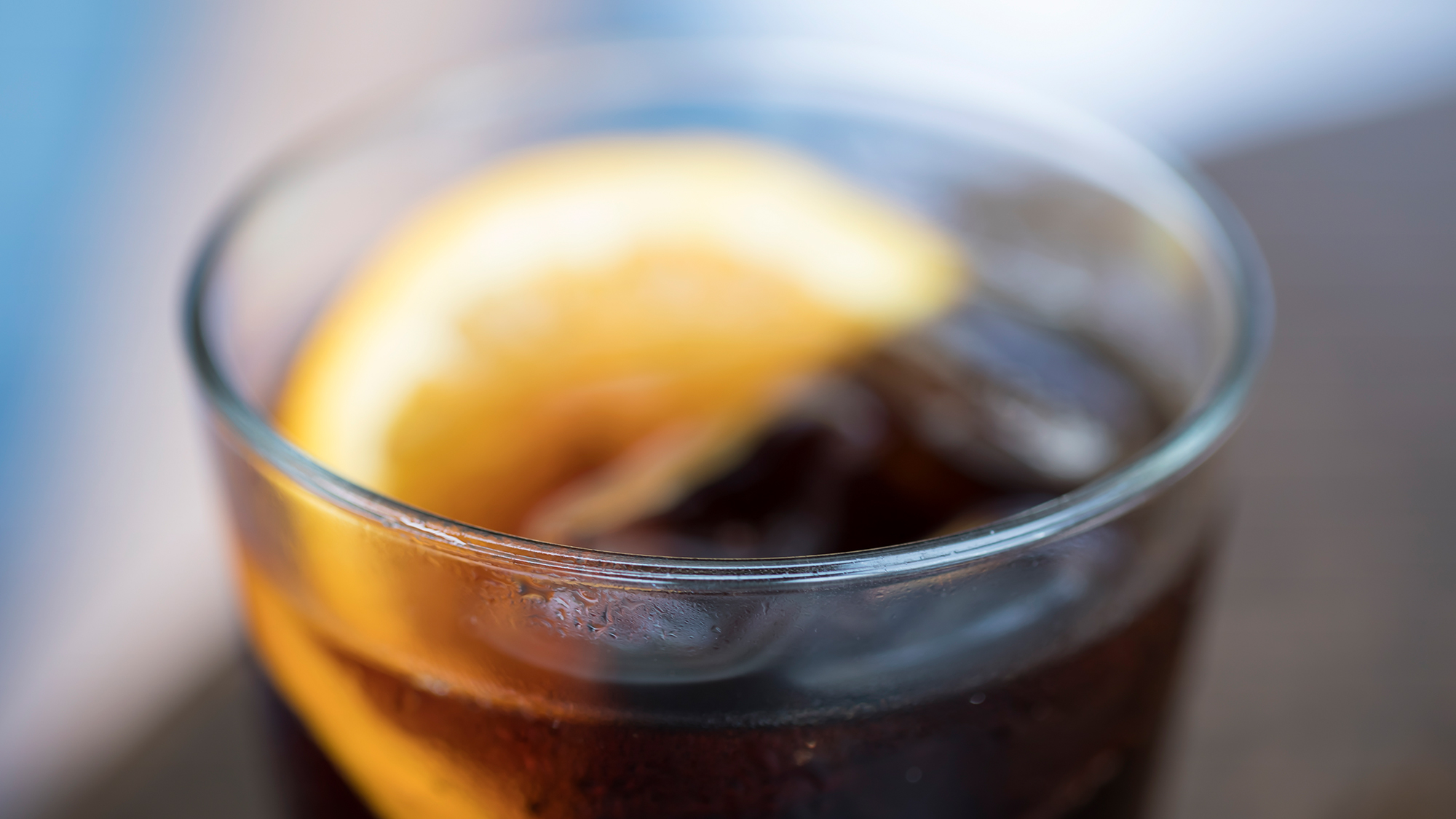 Cocktail-Glas mit Orangenscheibe am Rand