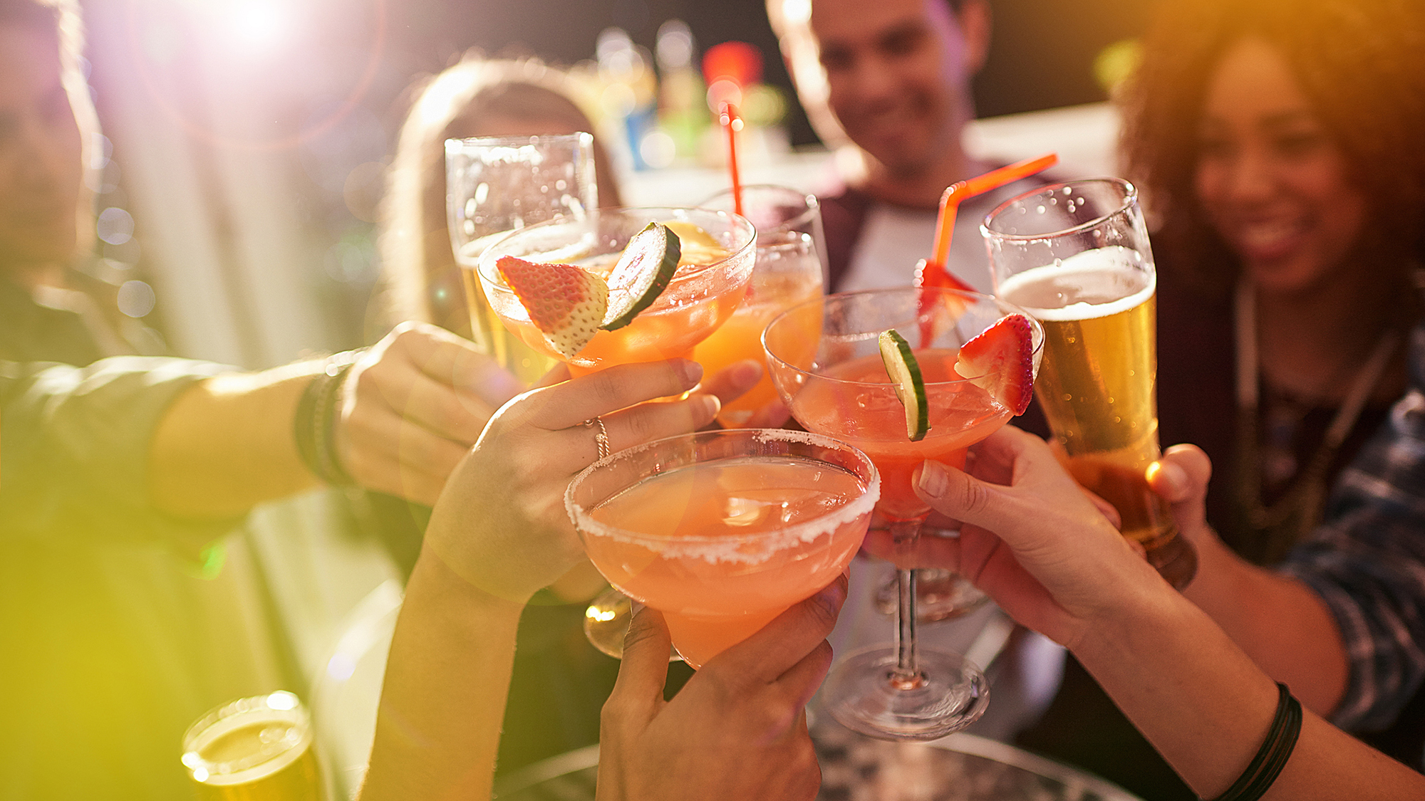 (c) iStockphoto.com/Peopleimages Viele verschiedene Drinks