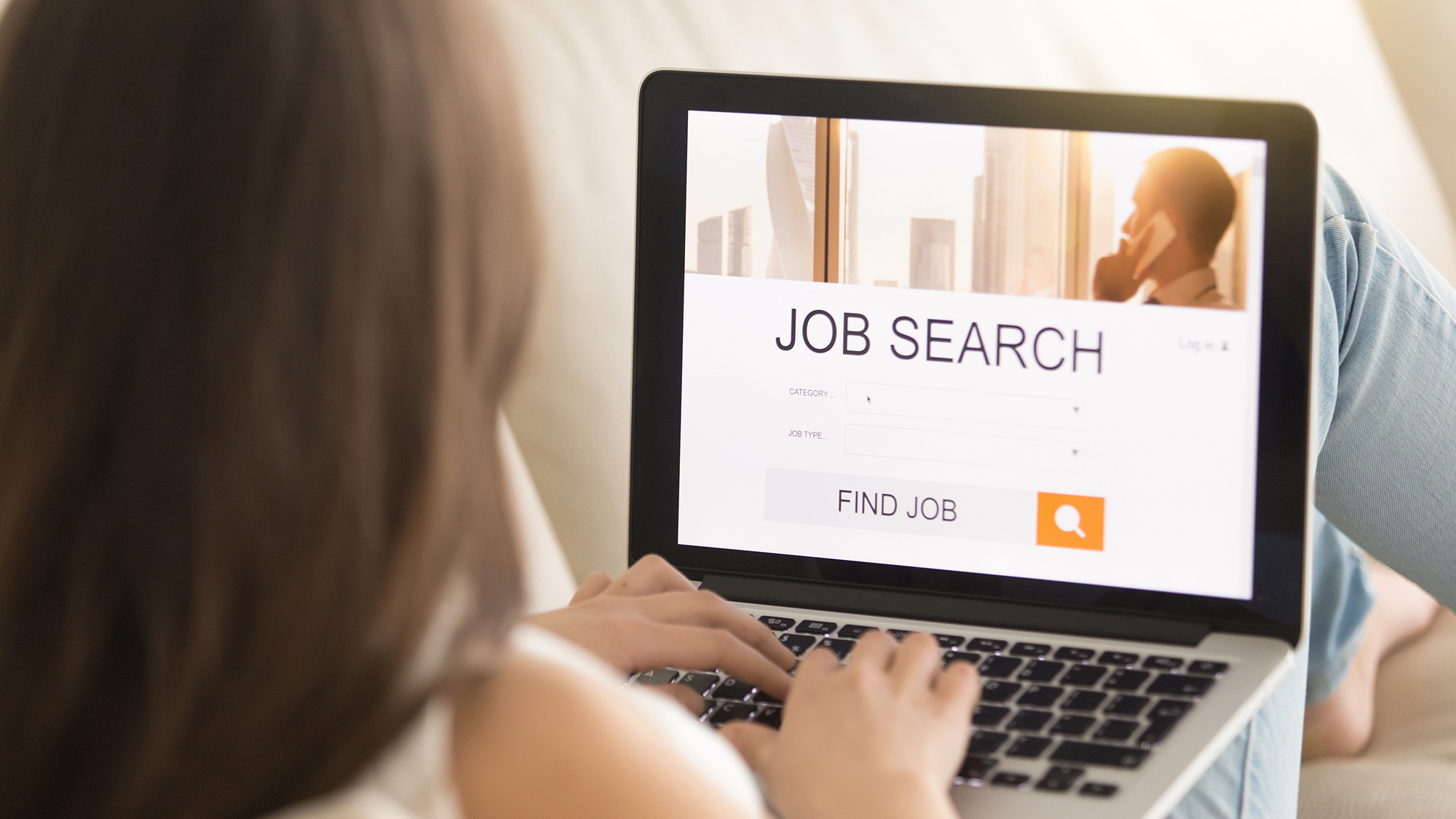 Mädchen sucht nach Job am Laptop