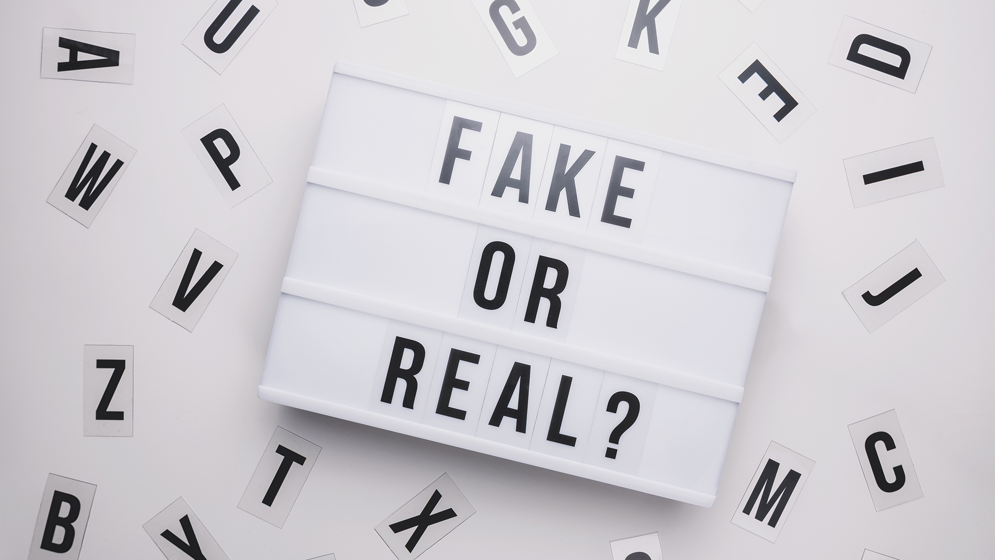 Schild mit der Frage "Fake or real"?