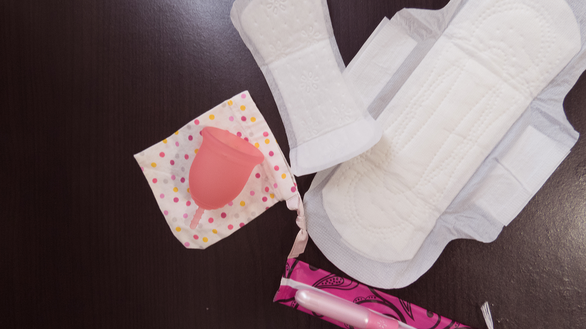 (c) iStockphoto.com/Carolina-De-La-Ossa Menstruationstasse, Binden & Co