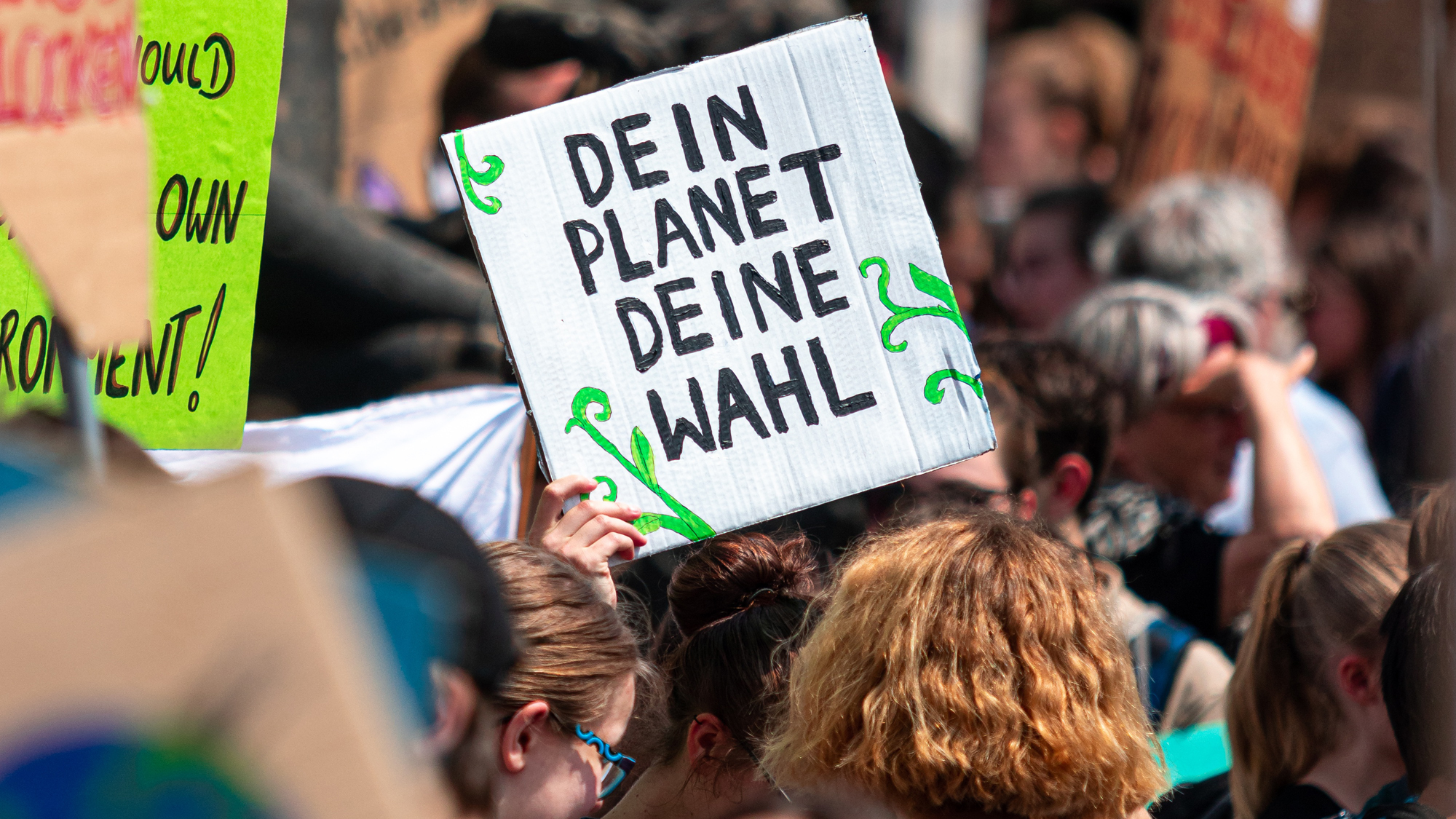 Junge Menschen demonstrieren für den Klimaschutz