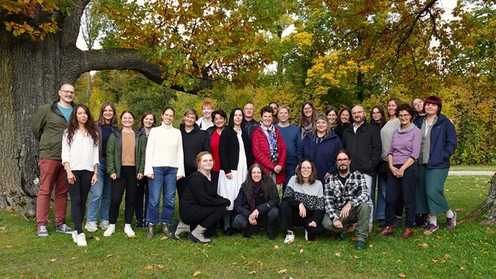 Gruppenfoto aller Mitarbeiter:innen bei Rat auf Draht