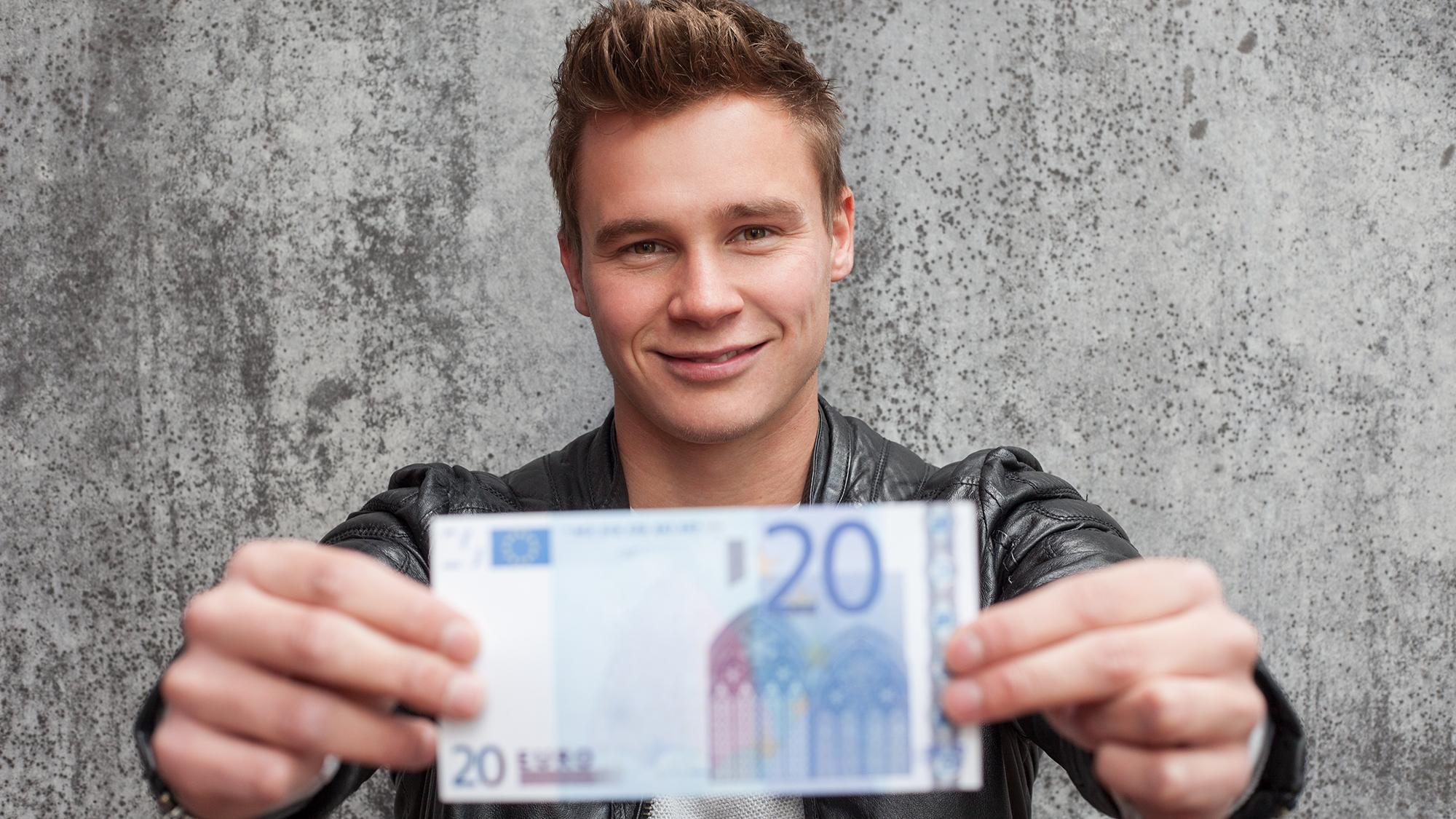 Junge mit 20-Euro-Schein in der Hand