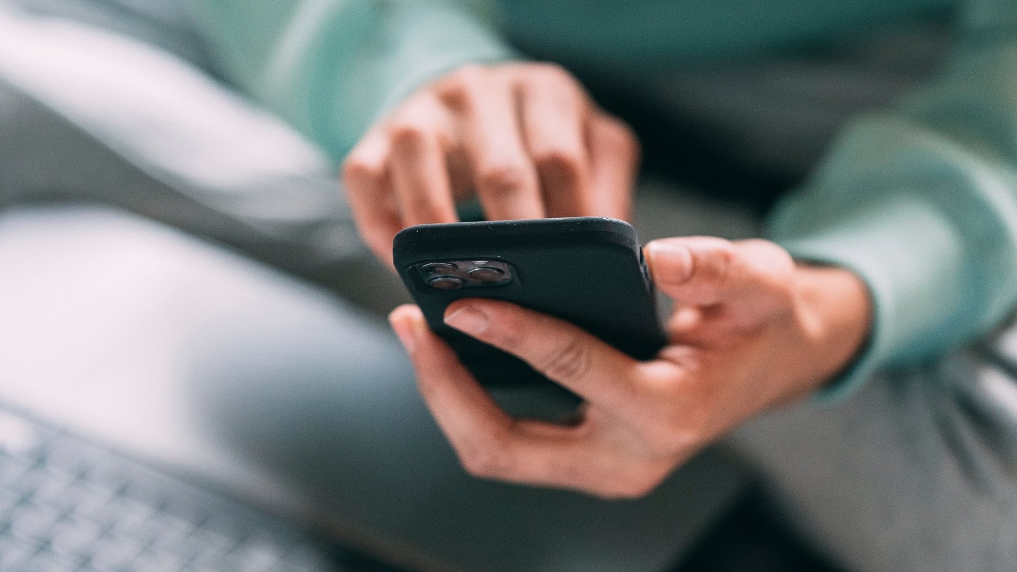 Person hält Smartphone in der Hand