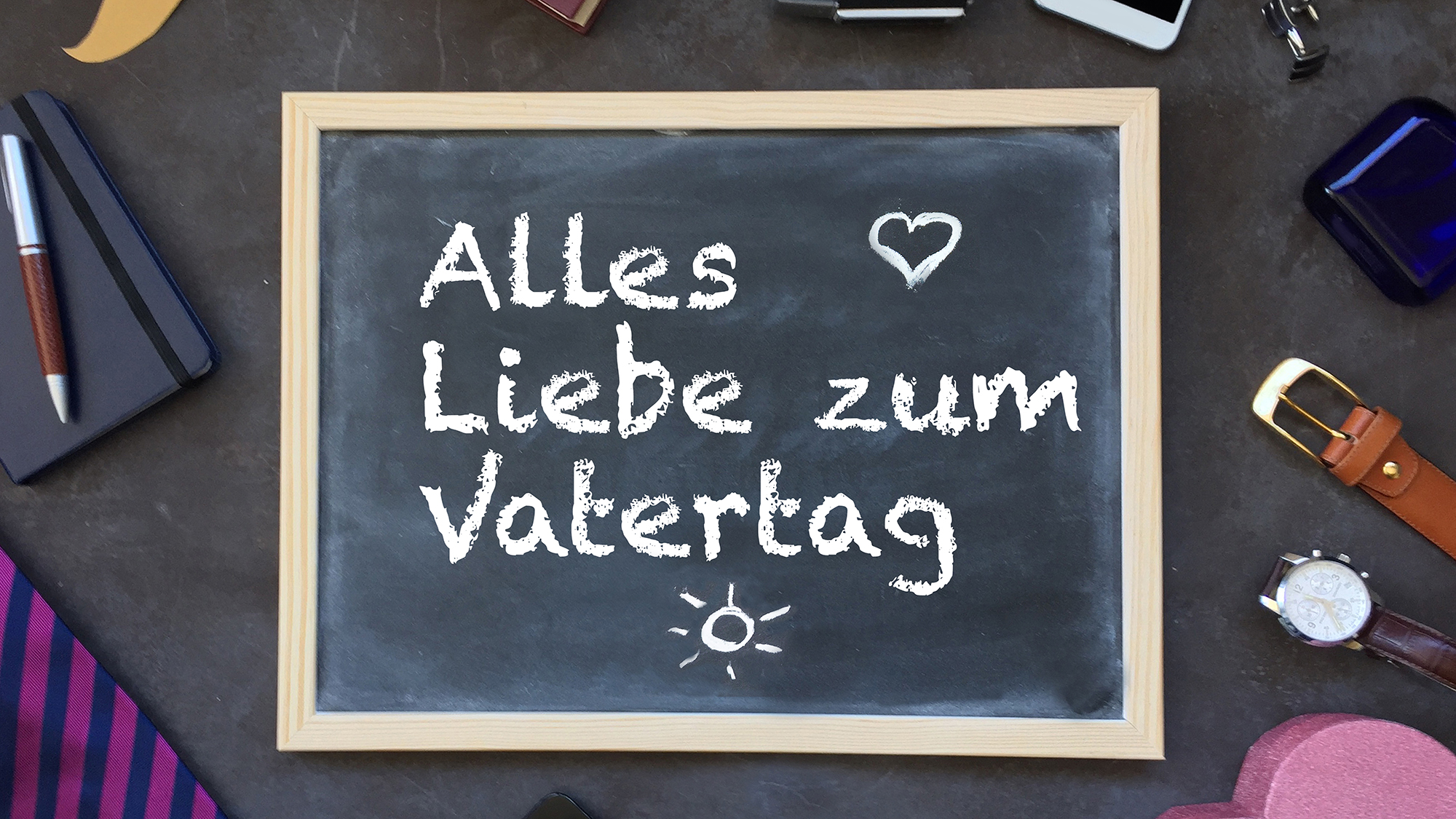 Tafel mit Aufschrieb "Alles Liebe zum Vatertag"