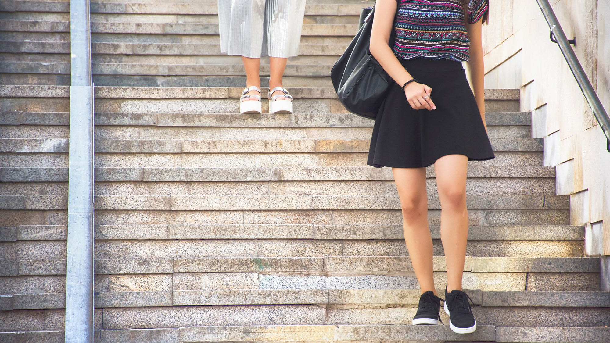 Treppe Mädchen läuft herunter, gefolgt von anderem Mädchen