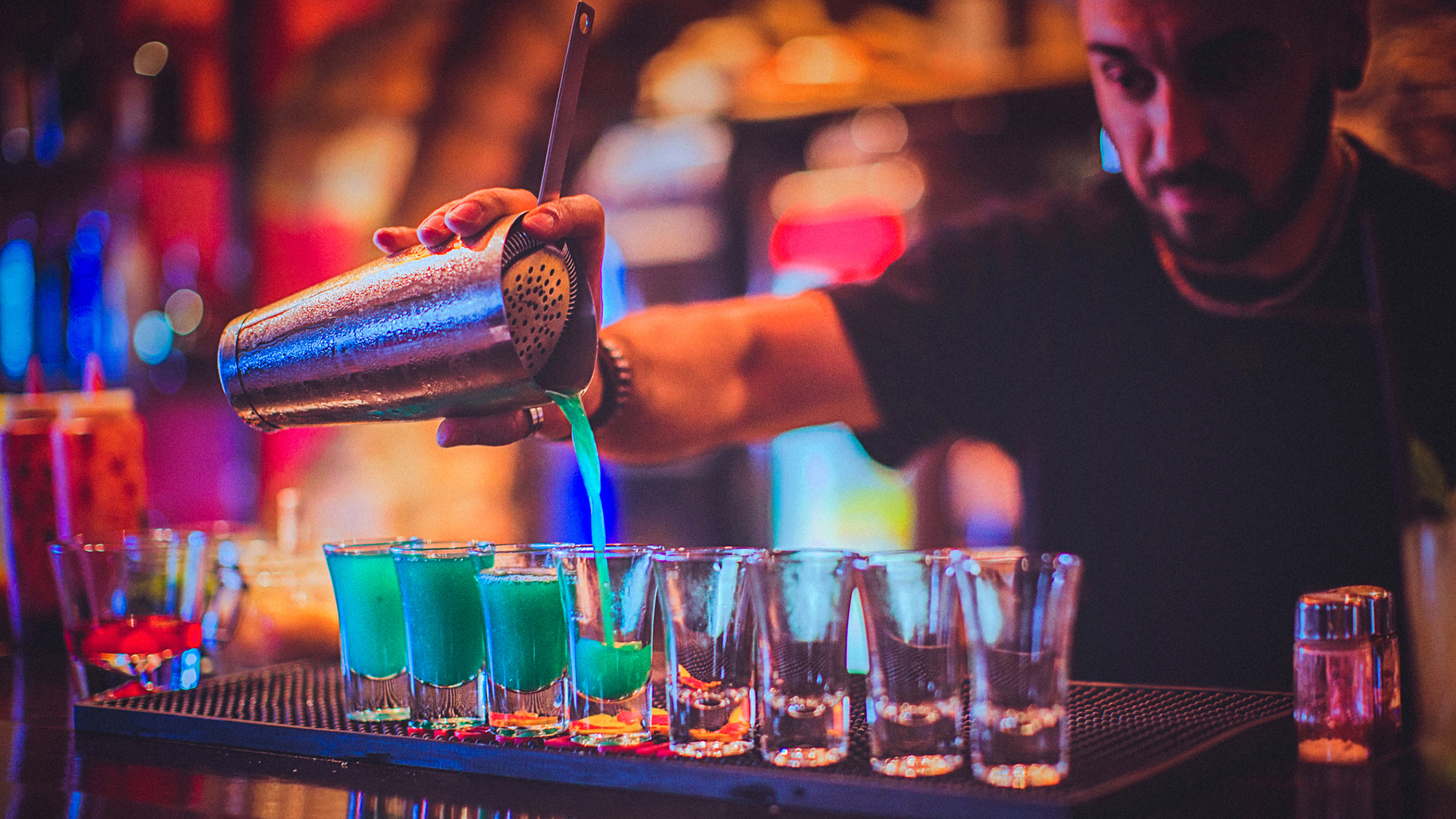 Barkeeper schenkt Reihe von Shots ein