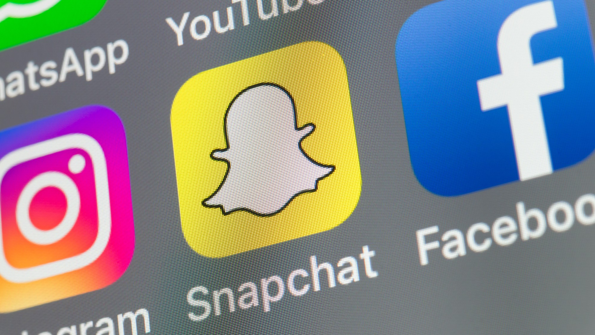 Snapchat Logo auf gelben Hintergrund.