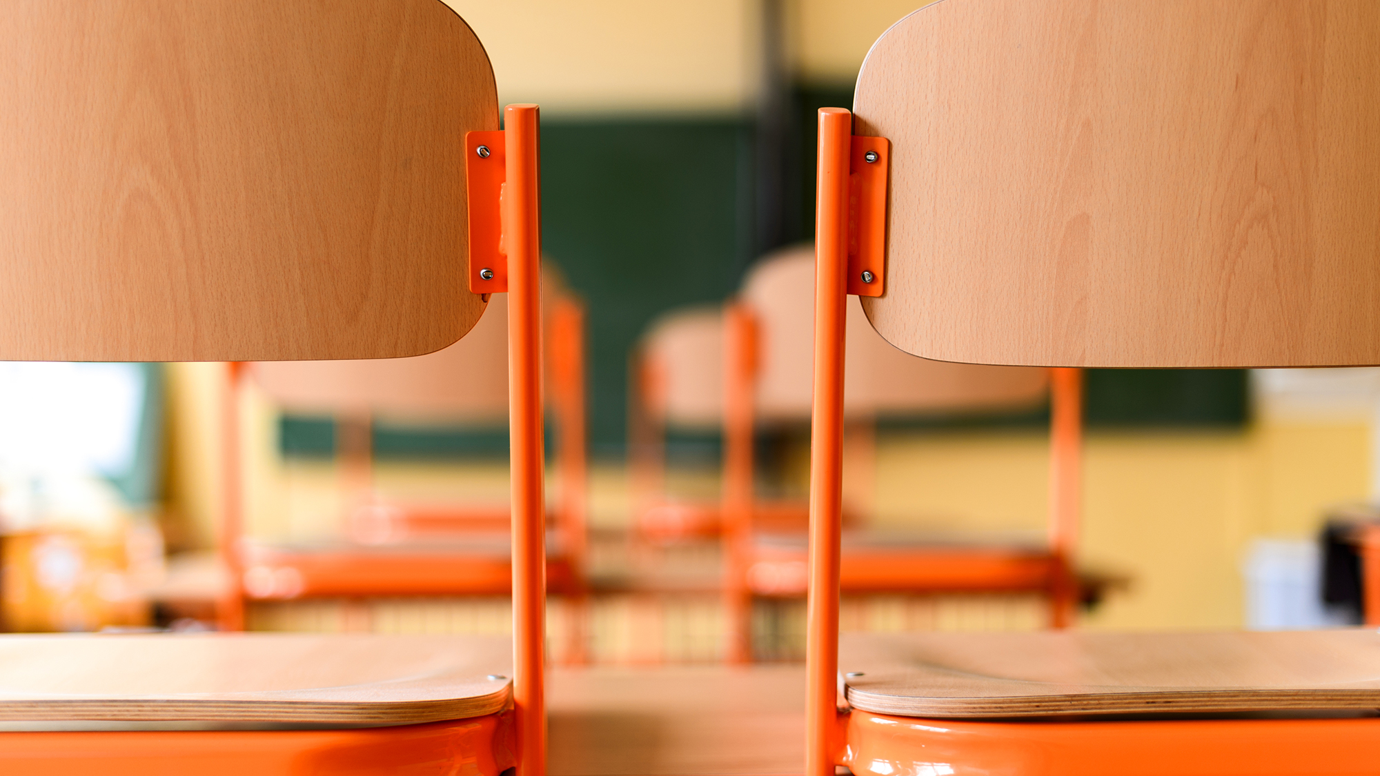 Stühle im leeren Klassenzimmer