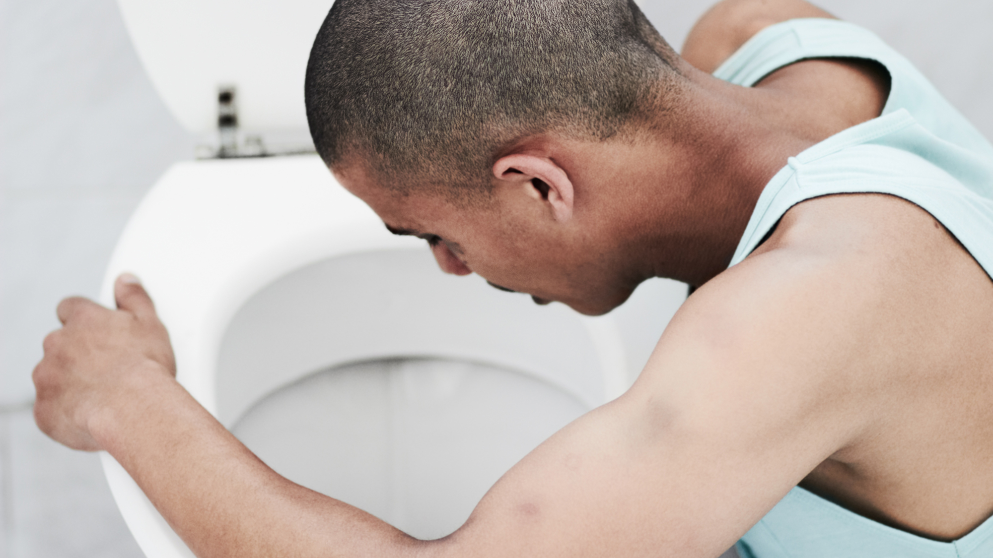 (c) iStockphoto.com/Urilux Junge hängt über Kloschüssel
