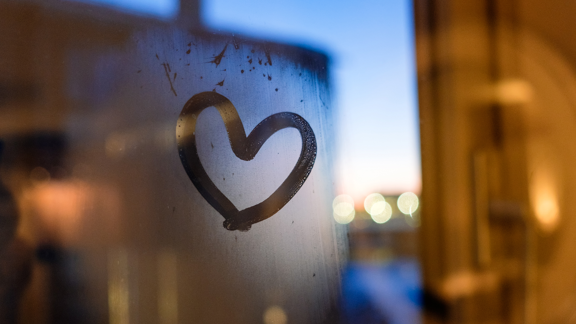 Herz auf Fensterscheibe gezeichnet